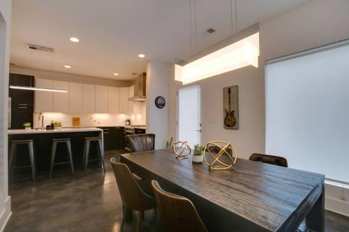 10 Bed, 3.5 Bath Roof Deck Home