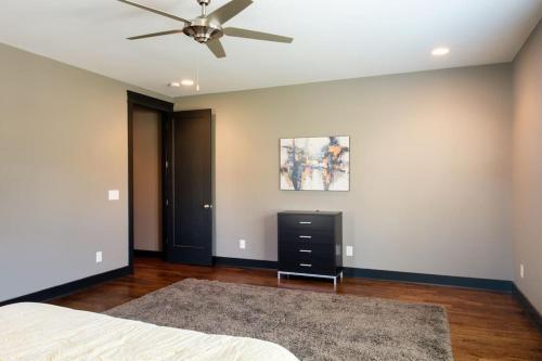 Villa Minutes From Downtown