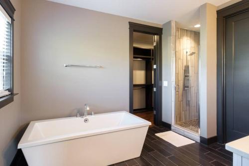 Villa Minutes From Downtown