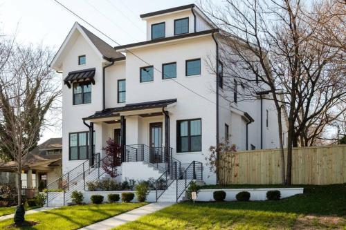 Villa Minutes From Downtown