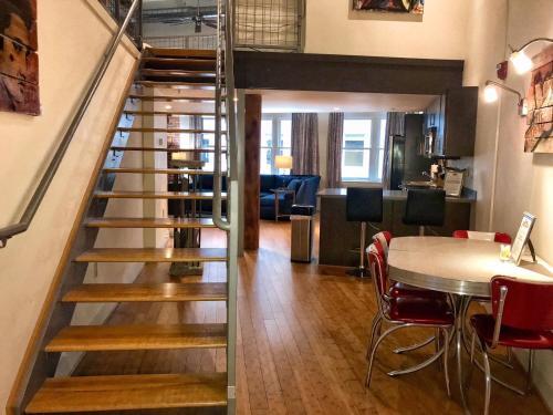 Music City Loft Elvis