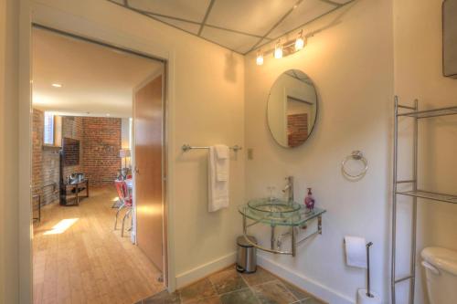 Music City Loft Elvis