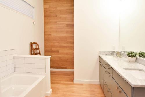 Three-bedroom, Three-bath Townhouse Over The River