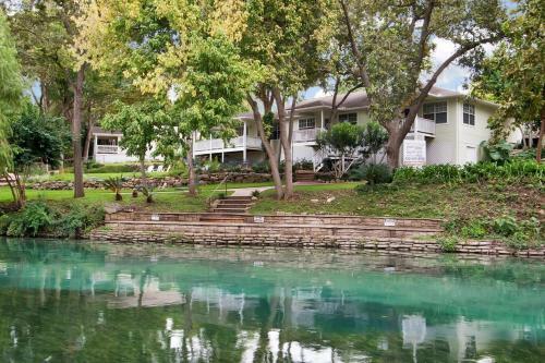 Comal River Cottages 403b
