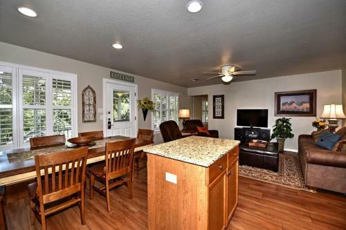 Comal River Cottages 403b