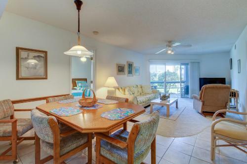 Sea Wood Coastal Hide Away