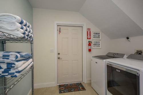 4717s - Gorgeous 4 Bedroom Pool Home