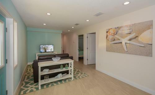 4717s - Gorgeous 4 Bedroom Pool Home