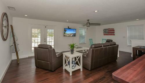 4717s - Gorgeous 4 Bedroom Pool Home