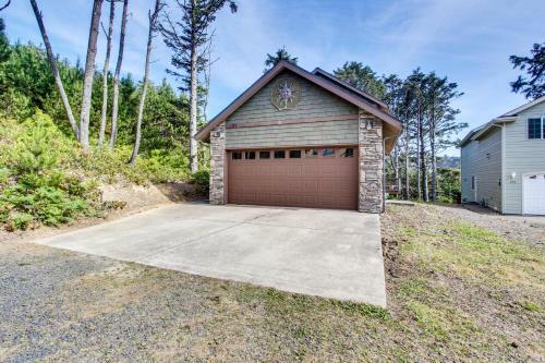 Yaquina Lighthouse View Beach Home