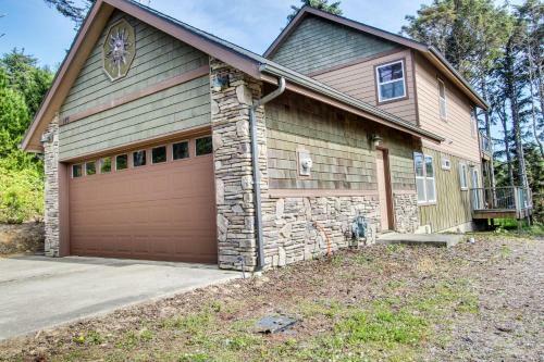 Yaquina Lighthouse View Beach Home