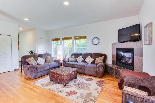 Yaquina Lighthouse View Beach Home