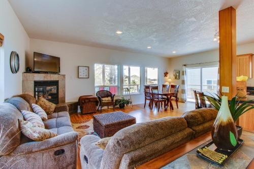 Yaquina Lighthouse View Beach Home