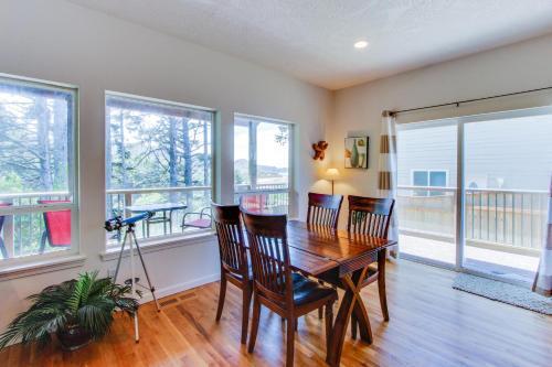 Yaquina Lighthouse View Beach Home