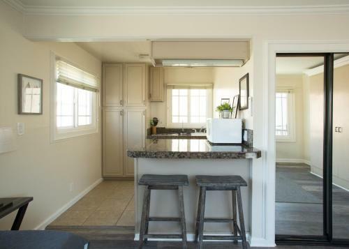 2314 W Ocean Front Ab (68217)