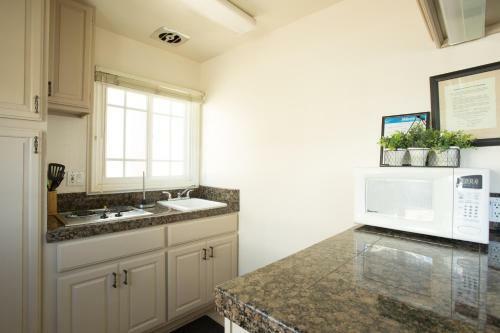 2314 W Ocean Front Ab (68217)