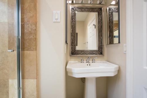 128 39th Street A (68438)