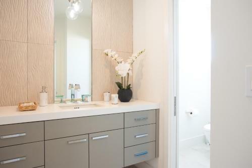 926 E Ocean Front (68456)
