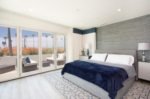926 E Ocean Front (68456)
