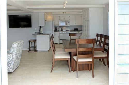 1404 W Ocean Front C (68167)