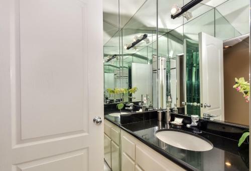 303.5 35th St (68220)
