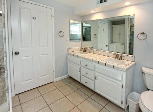 1404 W Ocean Front B (68166)
