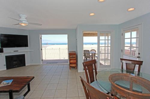 1404 W Ocean Front B (68166)