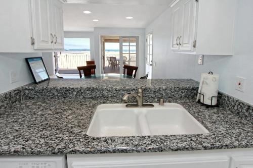1404 W Ocean Front B (68166)