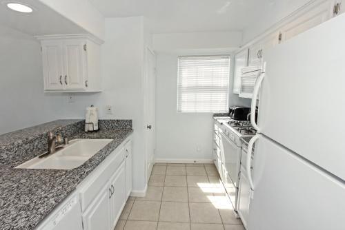 1404 W Ocean Front B (68166)