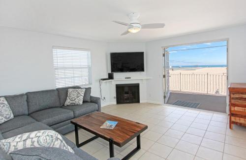 1404 W Ocean Front B (68166)
