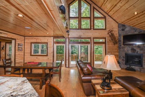 Hemlock Hideaway Six-bedroom Holiday Home