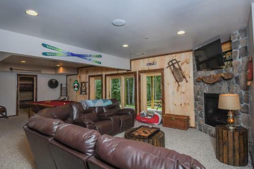 Hemlock Hideaway Six-bedroom Holiday Home