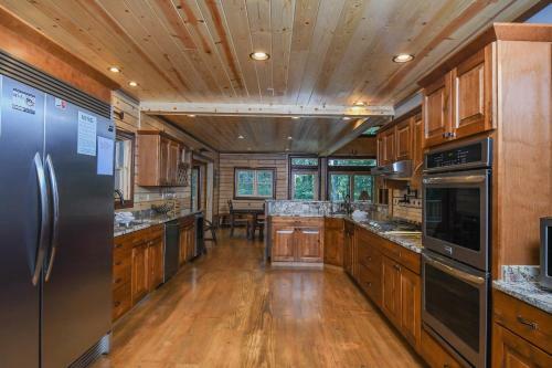 Hemlock Hideaway Six-bedroom Holiday Home