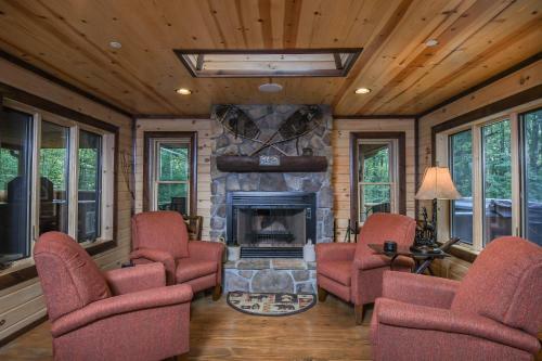 Hemlock Hideaway Six-bedroom Holiday Home