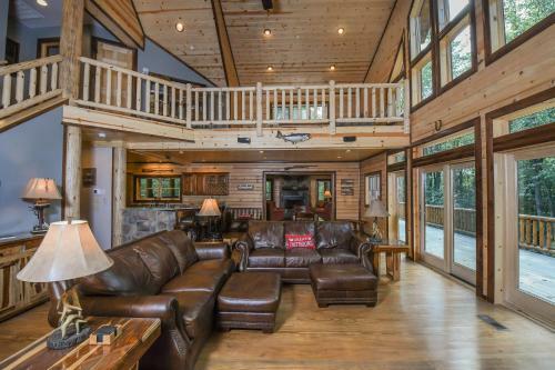 Hemlock Hideaway Six-bedroom Holiday Home
