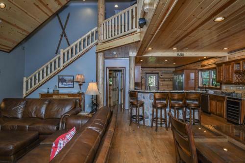 Hemlock Hideaway Six-bedroom Holiday Home