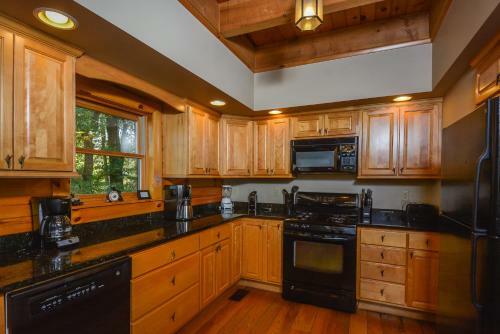 Bear Hollow Five-bedroom Holiday Home