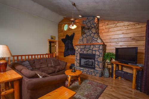Bear Paws Two-bedroom Cabin