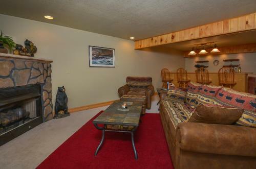 Bear Paws Two-bedroom Cabin