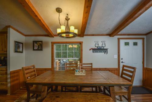 Knotty Pines Three-bedroom Holiday Home