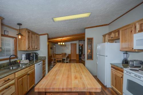 Knotty Pines Three-bedroom Holiday Home