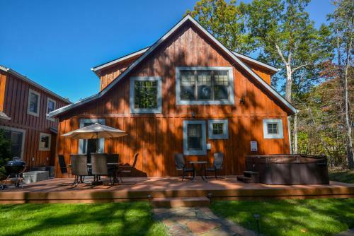 Twin Retreats Ten-bedroom Holiday Home