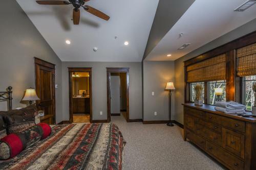 Twin Retreats Ten-bedroom Holiday Home