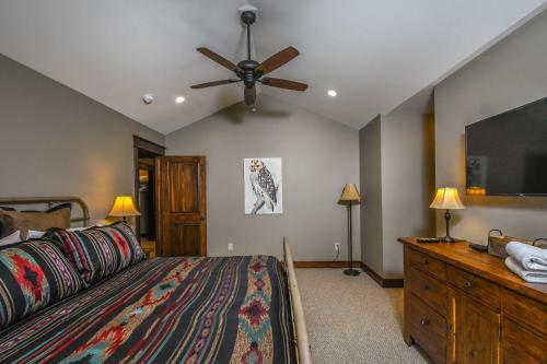 Twin Retreats Ten-bedroom Holiday Home