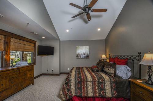 Twin Retreats Ten-bedroom Holiday Home