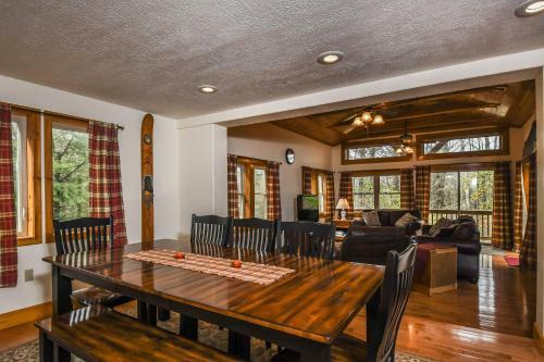 Happy Trails Three-bedroom Holiday Home