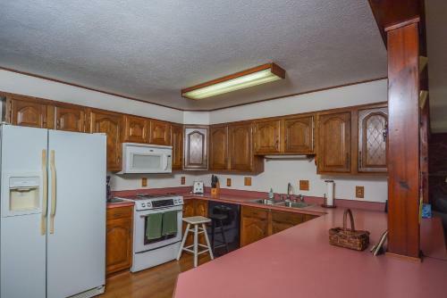Lake View Three-bedroom Holiday Home