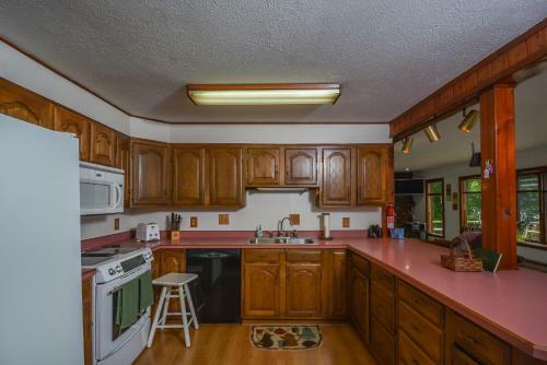 Lake View Three-bedroom Holiday Home