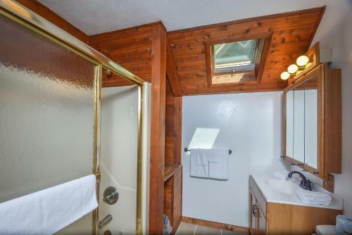 Lake View Three-bedroom Holiday Home