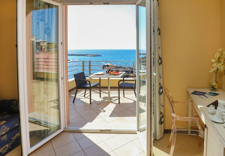Janus Hotel